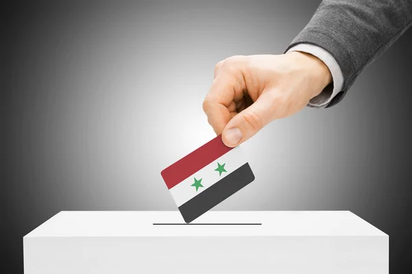Voto concepto - hombre bandera insertar en urna - Siria —  Fotos de Stock