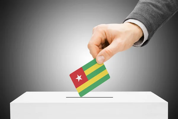 Stemmen concept - mannelijke invoegen vlag in stembus - Togo — Stockfoto