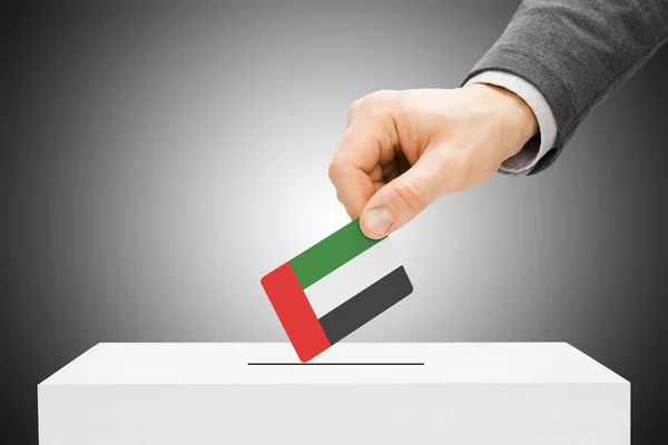 Голосування концепції - чоловічий вставлення прапор в урну - Об'єднані Арабські Емірати — стокове фото
