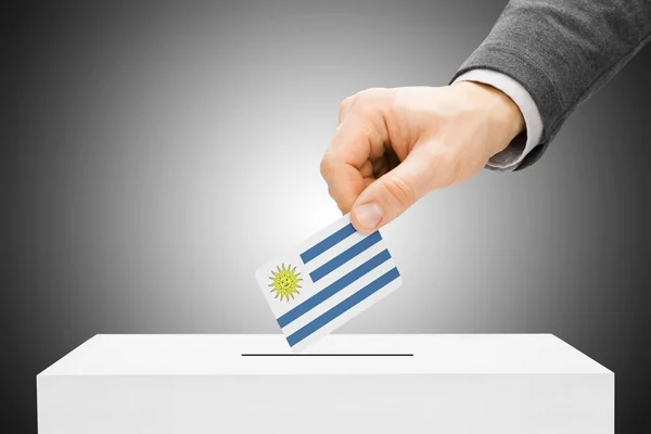 Voto concetto - maschio bandiera inserimento nell'urna - Uruguay — Foto Stock