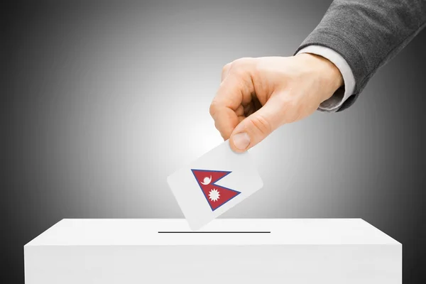 Voto concepto - hombre bandera insertar en urna - Nepal — Foto de Stock