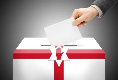 Oylama kavramı - oy sandığı ulusal bayrak renkleri - Kuzey İrlanda boyalı