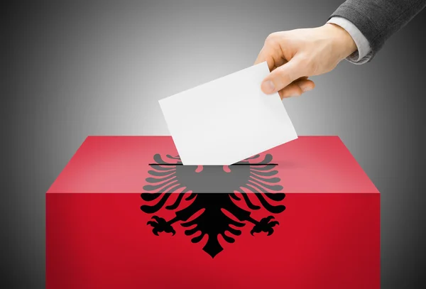 Concept de vote - urne peinte dans les couleurs du drapeau national - Albanie — Photo