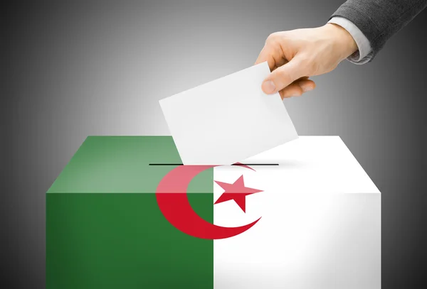 Voting concept - Ballot box painted into national flag colors - Algeria — Stock Photo, Image