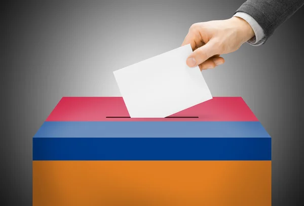 Concetto di voto - Ballot box verniciato nei colori della bandiera nazionale - Armenia — Foto Stock