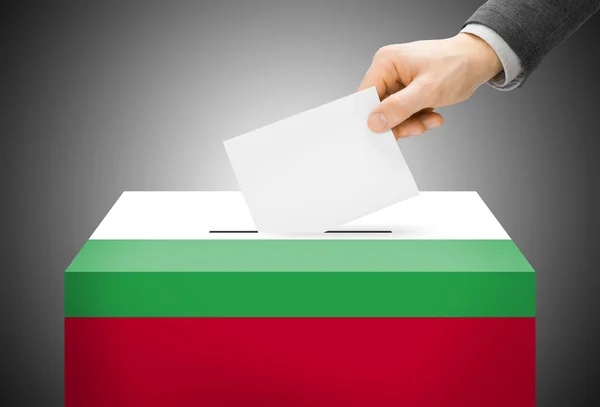 Concepto de votación - urnas pintadas en colores de la bandera nacional - Bulgaria —  Fotos de Stock