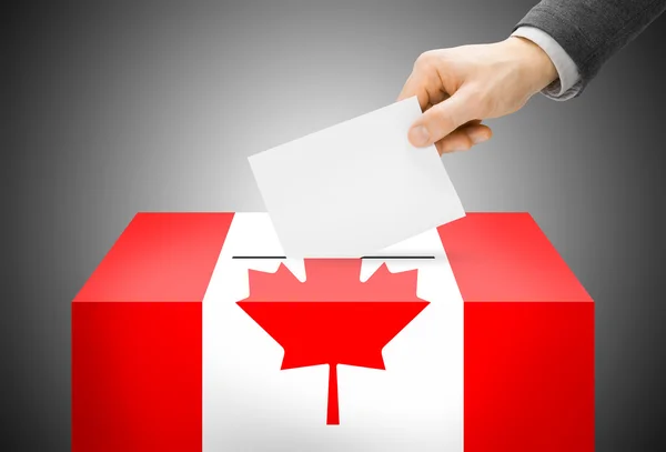 Conceito de votação - urna pintado nas cores da bandeira nacional - Canadá — Fotografia de Stock