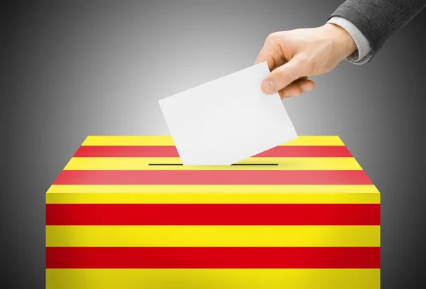 Hlasování koncept - hlasovací urny malované do barvy státní vlajky - Katalánsko — Stock fotografie