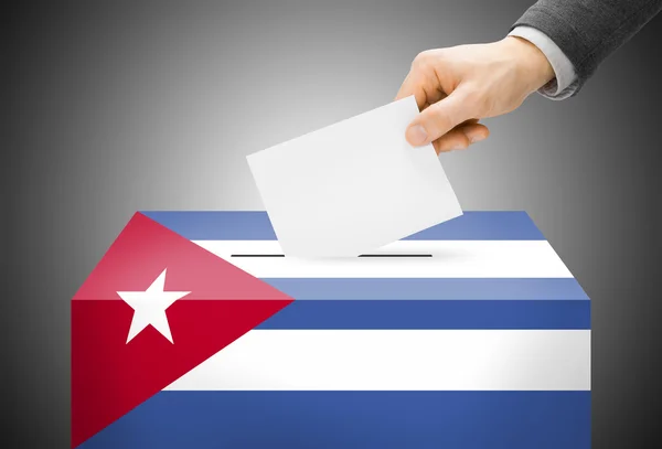 Koncepcja głosowania - urny pomalowane w kolorach flagi narodowej - Kuba — Zdjęcie stockowe