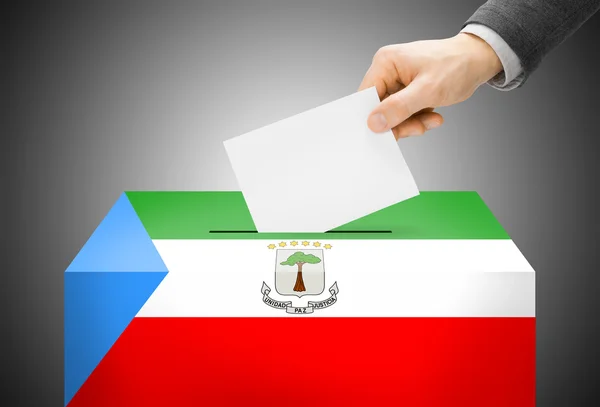Concetto di voto - Ballot box verniciato nei colori della bandiera nazionale - Guinea Equatoriale — Foto Stock