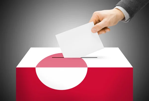 Concetto di voto - Ballot box verniciato nei colori della bandiera nazionale - Groenlandia — Foto Stock