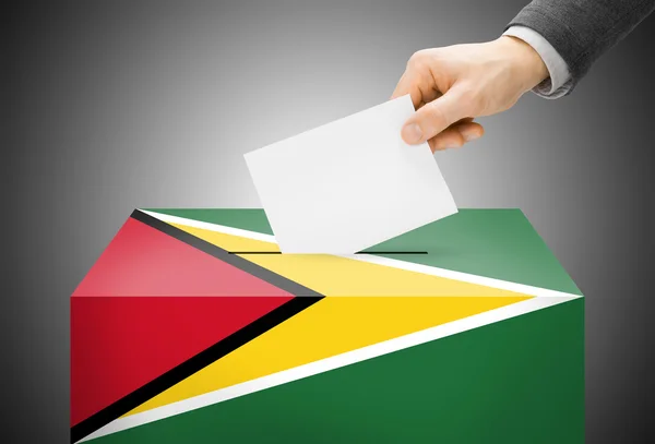 Concepto de votación - urnas pintadas en colores de la bandera nacional - Guyana — Foto de Stock