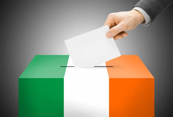 Concept de vote - urne peinte dans les couleurs du drapeau national - Irlande — Photo