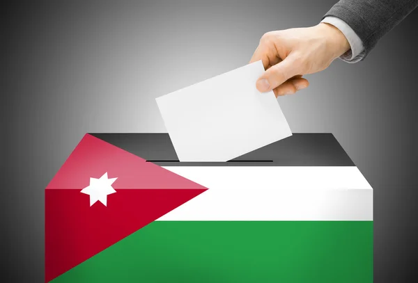 Röstning koncept - valurnan målade i nationella flagga färger - Jordan — Stockfoto