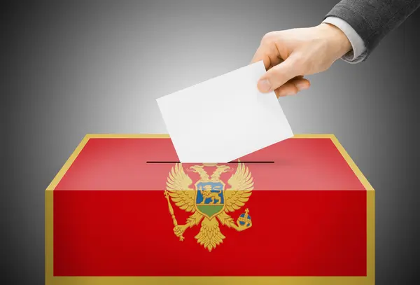 Röstning koncept - valurnan målade i nationella flagga färger - Montenegro — Stockfoto