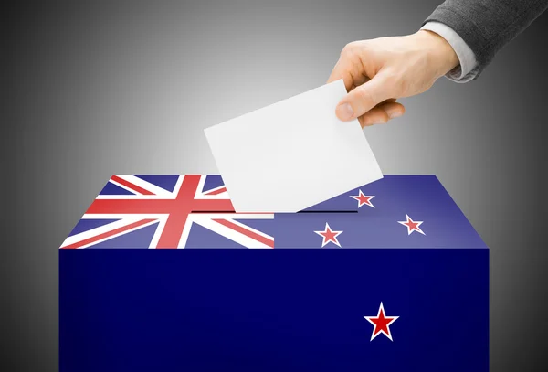 Röstning koncept - valurnan målade i nationella flagga färger - Nya Zeeland — Stockfoto