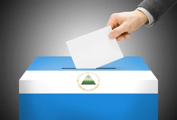 Concepto de votación - urnas pintadas en colores de la bandera nacional - Nicaragua — Foto de Stock