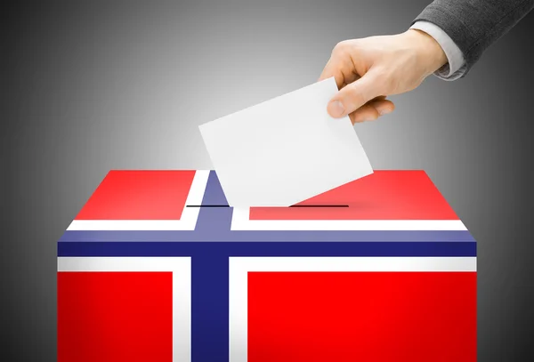 Concetto di voto - Ballot box verniciato nei colori della bandiera nazionale - Norvegia — Foto Stock