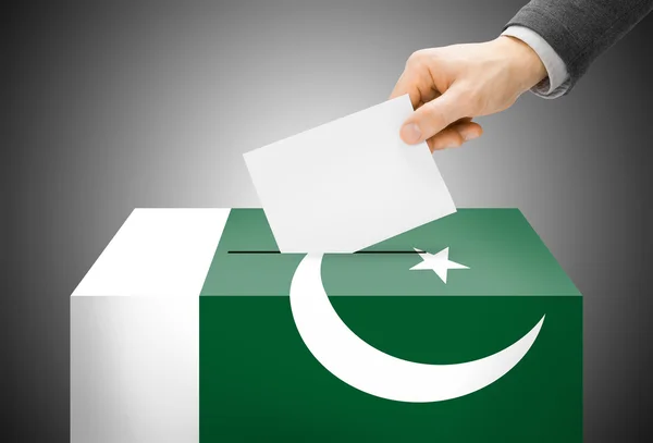 Concept de vote - urne peinte dans les couleurs du drapeau national - Pakistan — Photo