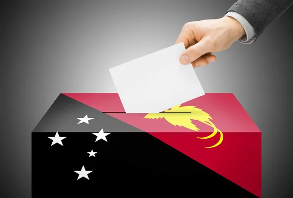 Concetto di voto - Ballot box verniciato nei colori della bandiera nazionale - Papua Nuova Guinea — Foto Stock