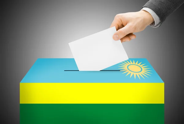 Stimmberechtigten Konzept - Wahlurne gemalt in Nationalflagge Farben - Ruanda — Stockfoto