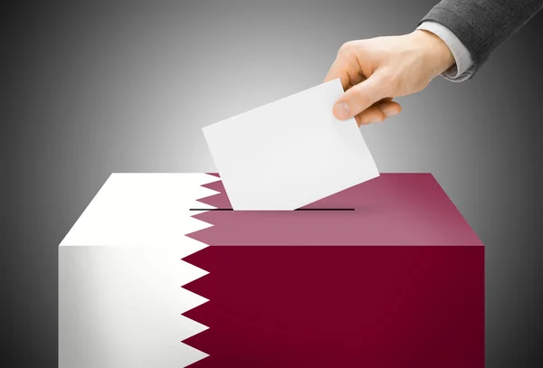 Concepto de votación - urnas pintadas en colores de la bandera nacional - Qatar —  Fotos de Stock