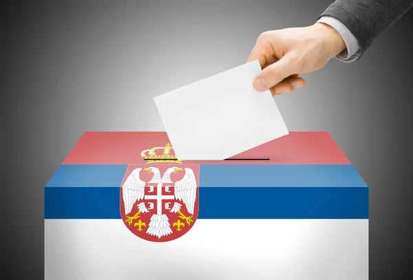 Stimmberechtigten Konzept - Wahlurne gemalt in Nationalflagge Farben - Serbien — Stockfoto