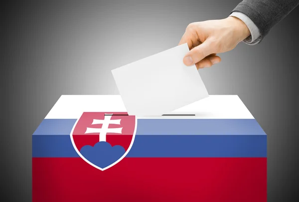 Röstning koncept - valurnan målade i nationella flagga färger - Slovakien — Stockfoto