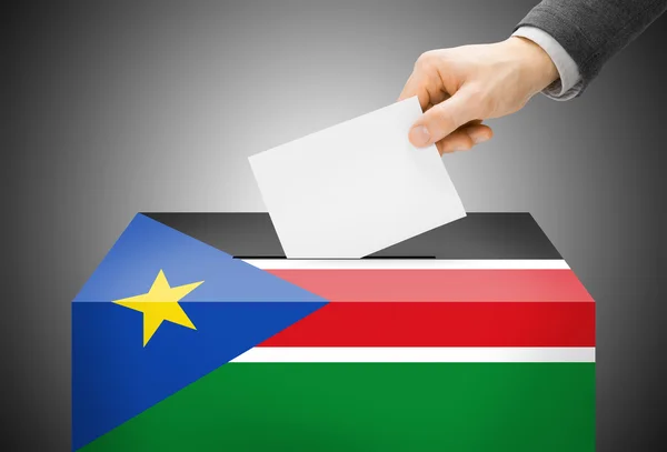 Stimmberechtigten Konzept - Wahlurne gemalt in Nationalflagge Farben - im Südsudan — Stockfoto