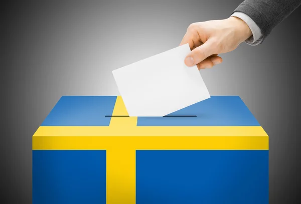 Concetto di voto - Ballot box verniciato nei colori della bandiera nazionale - Svezia — Foto Stock