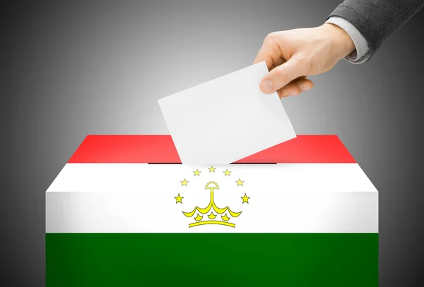 Concept de vote - urne peinte dans les couleurs du drapeau national - Tadjikistan — Photo