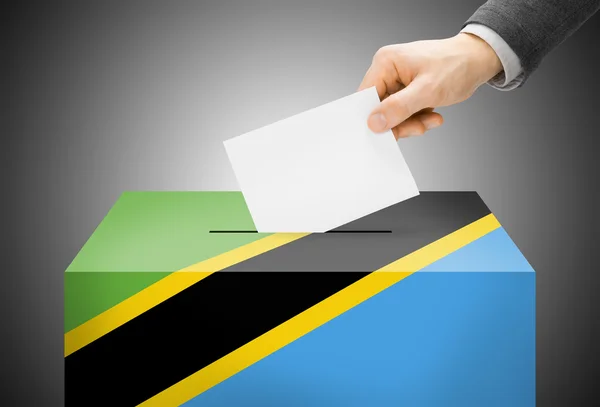 Concepto de votación - urnas pintadas en colores de la bandera nacional - Tanzania — Foto de Stock