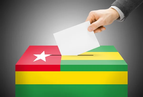 Stimmberechtigten Konzept - Wahlurne gemalt in Nationalflagge Farben - Togo — Stockfoto