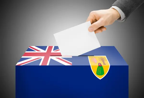 Голосования концепция - урну окрашены в цвета национального флага - острова Тёркс и Кайкос — стоковое фото