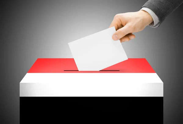 Concetto di voto - Ballot box verniciato nei colori della bandiera nazionale - Yemen — Foto Stock