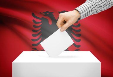 Oylama kavramı - arka plan üzerinde ulusal bayrak ile oy sandığı - Arnavutluk