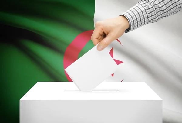 Rösta koncept - valurnan med nationella flagga på bakgrund - Algeriet — Stockfoto