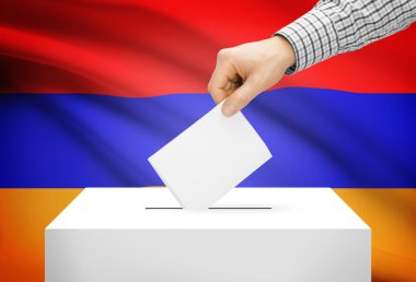Oylama kavramı - arka plan üzerinde ulusal bayrak ile oy sandığı - Ermenistan