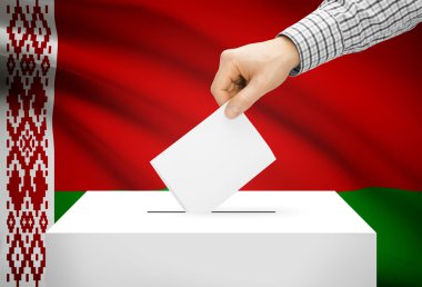 Oylama kavramı - arka plan üzerinde ulusal bayrak ile oy sandığı - Beyaz Rusya