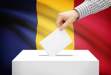 Oylama kavramı - arka plan üzerinde ulusal bayrak ile oy sandığı - Çad