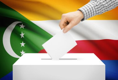 Oylama kavramı - arka plan üzerinde ulusal bayrak ile oy sandığı - Komor Adaları
