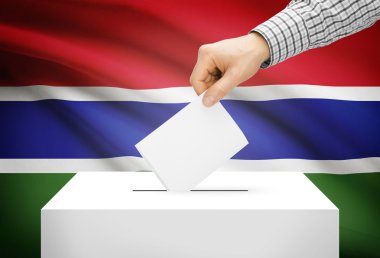 Oylama kavramı - arka plan üzerinde ulusal bayrak ile oy sandığı - Gambiya