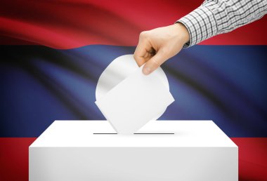 Oylama kavramı - arka plan üzerinde ulusal bayrak ile oy sandığı - Laos