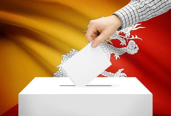 Voto concetto - urna con la bandiera nazionale su priorità bassa - Bhutan — Foto Stock