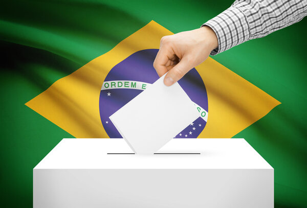 Голосования концепции - урна с национальным флагом на фоне - Бразилия
