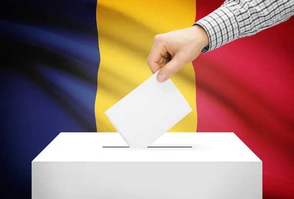 投票的概念-带国旗上的背景的投票箱-乍得 — 图库照片