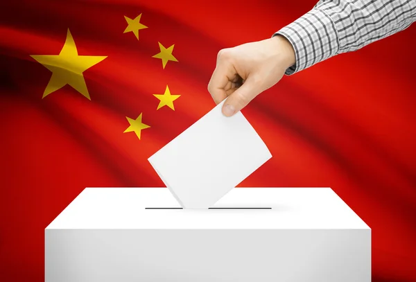 投票的概念 — — 带上背景 — — 中国人民共和国国旗的投票箱 — 图库照片