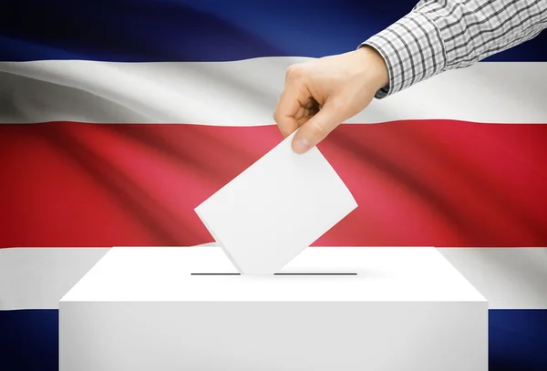 Голосування концепції - виборчу скриньку з національного прапора на фоні - Коста-Ріка — стокове фото