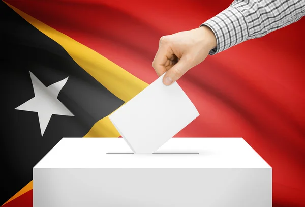 Voto concepto - urna con la bandera nacional de fondo - Timor Oriental — Foto de Stock