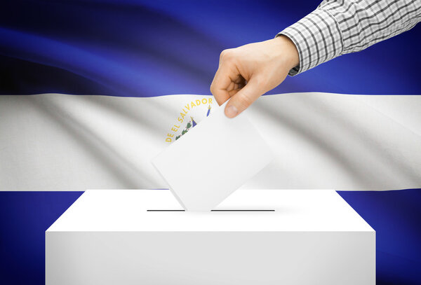 голосование понятия - избирательной урны с национальным флагом на фоне - Сальвадор